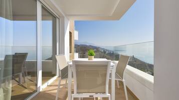 Luxury-Apartment, 2 Schlafzimmer, Terrasse, Meerblick | Terrasse/Patio