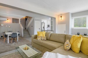 Classic Villa | Living area | Flat-screen TV, table tennis