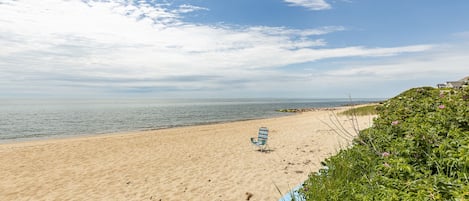 Beach nearby, sun loungers, beach towels