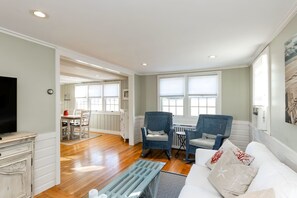 Smart TV - A very popular summer rental property. New air conditioning! (Mashpee)