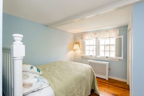 3 bedrooms, iron/ironing board, free WiFi, bed sheets - A very popular summer rental property. New air conditioning! (Mashpee)