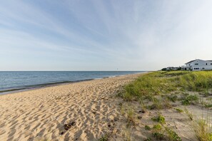 Nära stranden, solstolar och strandhanddukar