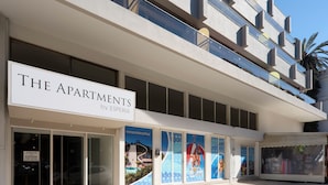 Un edificio moderno con un letrero que dice "THE APARTMENTS by ESPERIA".