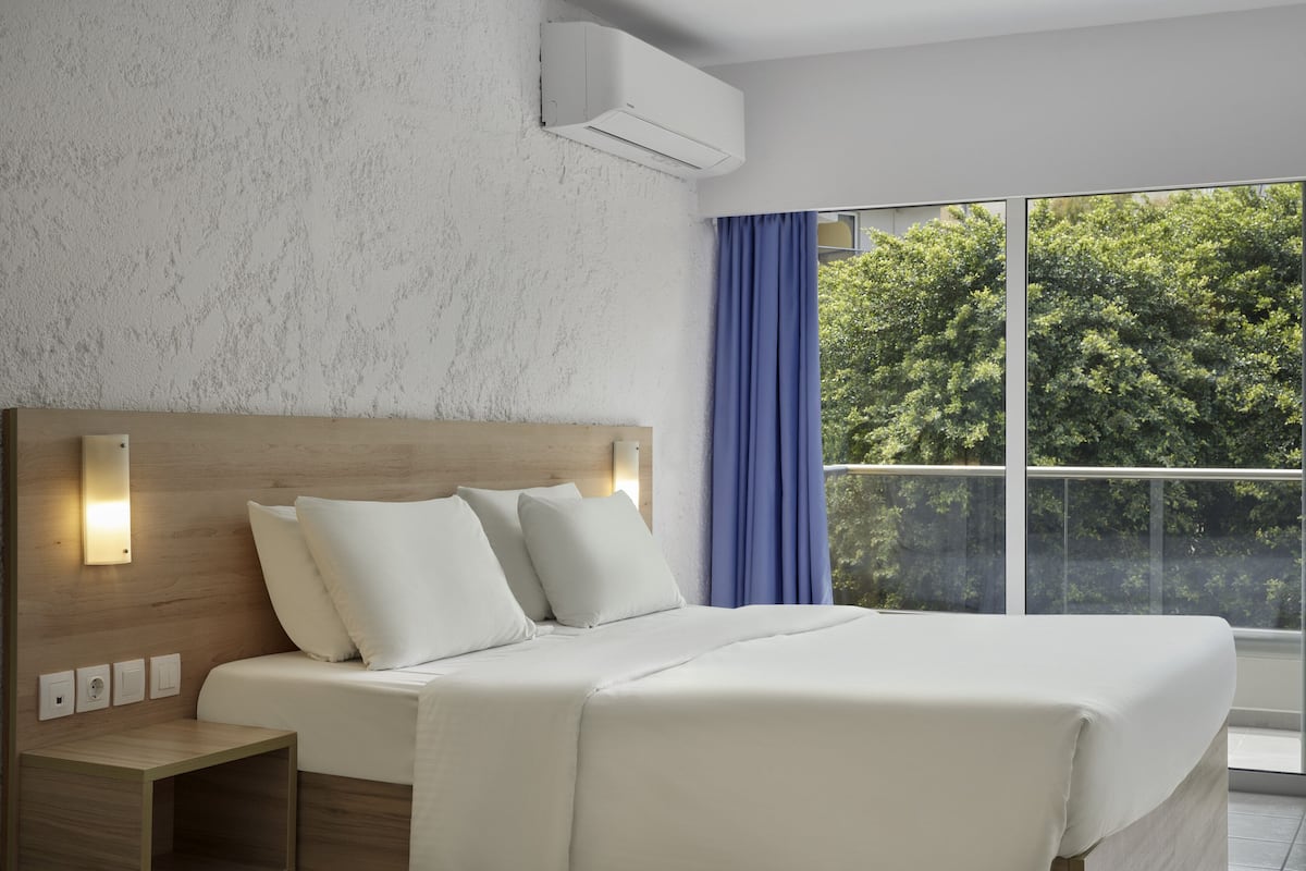 Double or Twin Room | City view