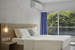 Habitación con 1 cama doble o 2 individuales | Vistas a la ciudad