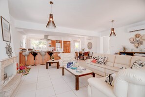 Fernseher, DVD-Player, Tischtennisplatte