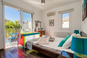 3 bedrooms, iron/ironing board, WiFi, bed sheets