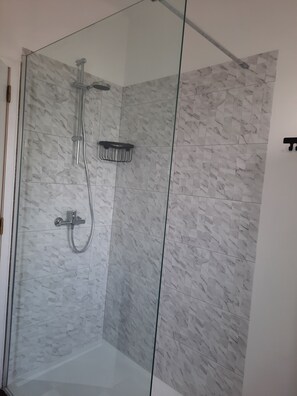 Dusche, Haartrockner, Handtücher, Seife
