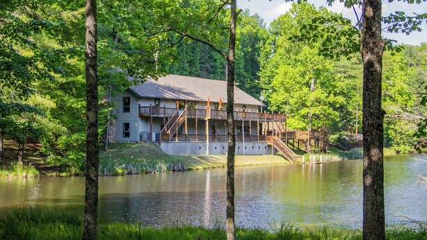 A lakeside cabin with a deck and stairs leading to a balcony. - Eagle Point*VIEWS*Fireplace*Sleeps4*Resort*HIke* (Deep Gap)