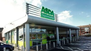 Supermarket, jonka katto on läpinäkyvä ja jonka yläpuolella on kyltti, jossa lukee: ”ASDA-supermarket”.