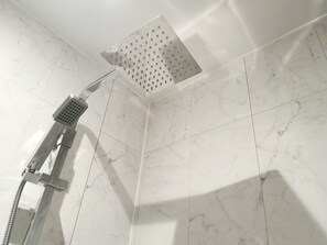 Departamento | Baño | Regadera, secadora de cabello, toallas 