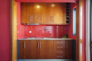 Kühlschrank, Mikrowelle, Herdplatte, Kochgeschirr/Geschirr/Besteck