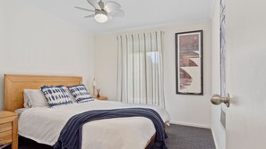 4 bedrooms, iron/ironing board, Internet - Decked Out @ Dolphin - 31 Dolphin Avenue (Carrickalinga)