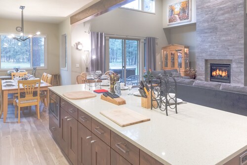 Private Hot Tub ~ Luxury Home ~ Close to Bachelor~ Golf