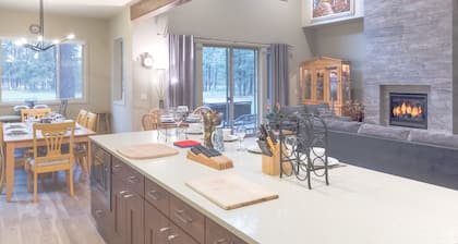 Private Hot Tub ~ Luxury Home ~ Close to Bachelor~ Golf