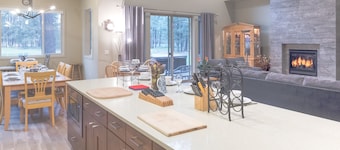 Private Hot Tub ~ Luxury Home ~ Close to Bachelor~ Golf