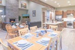 Dining - Private Hot Tub ~ Luxury Home ~ Close to Bachelor~ Golf (Bend)