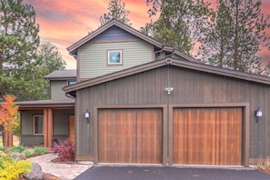 Exterior - Private Hot Tub ~ Luxury Home ~ Close to Bachelor~ Golf (Bend)