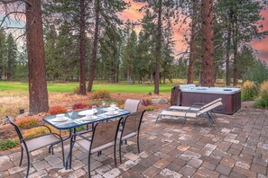 Outdoor dining - Private Hot Tub ~ Luxury Home ~ Close to Bachelor~ Golf (Bend)