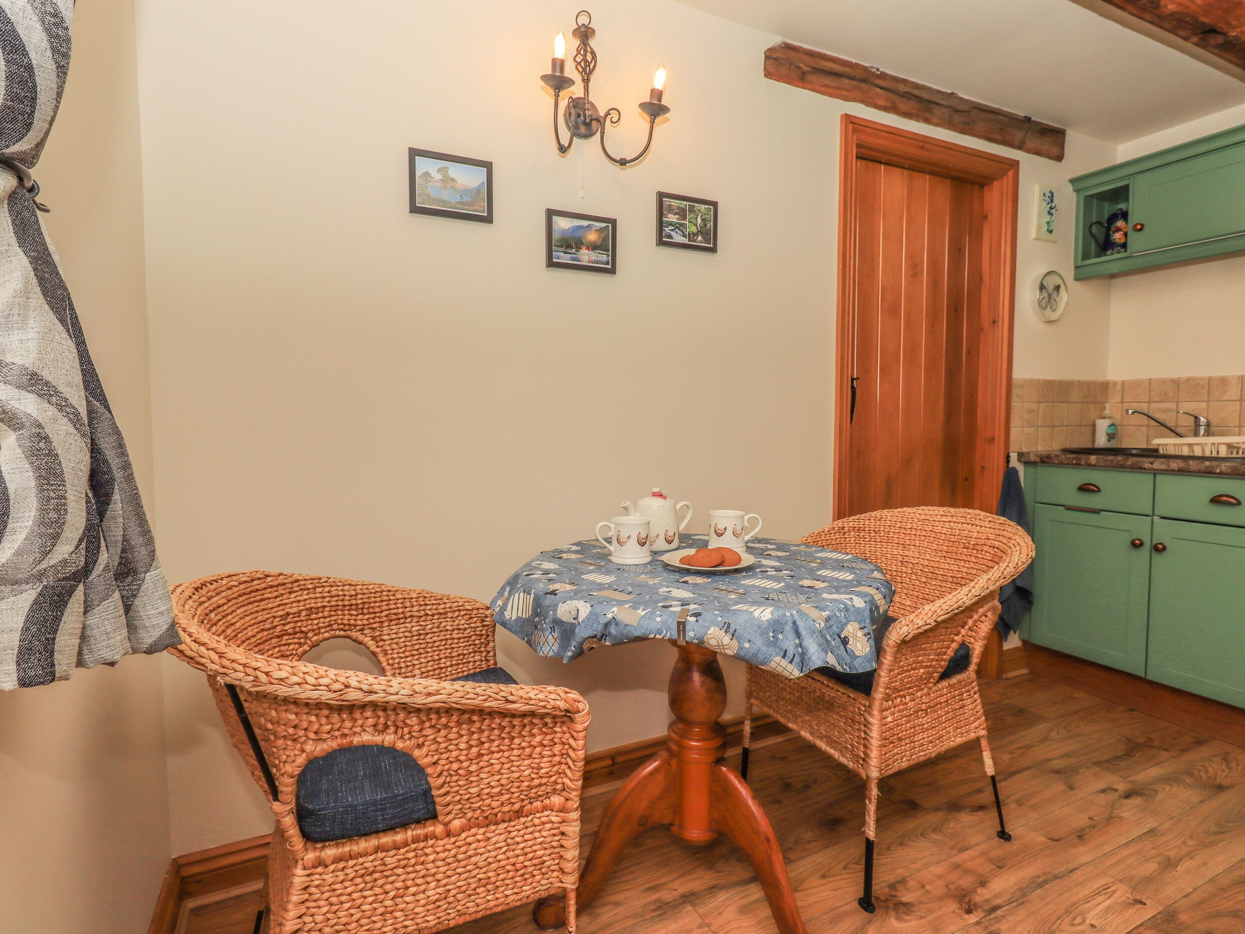 Cottage | Private kitchen | Fridge, electric kettle, toaster, cookware/dishes/utensils