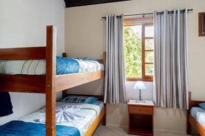 Family Room | Free WiFi, bed sheets - Residencial Clara Manhã (Bombinhas)