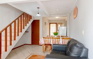 Family Room | Living area | 32-inch Smart TV with digital channels, TV - Residencial Clara Manhã (Bombinhas)