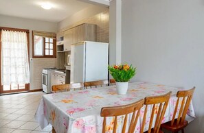 家庭房 | 私人厨房 | 微波炉、烤箱、厨具/餐具、清洁用品