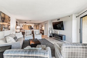 Condo, 2 Bedrooms | Living area