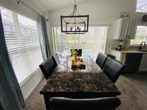 Maison, 3 chambres | Restauration