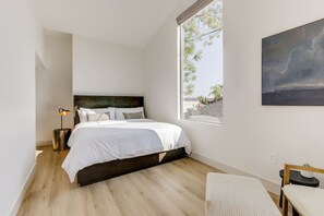 3 Schlafzimmer, Schreibtisch, Bügeleisen/Bügelbrett, Reisekinderbett