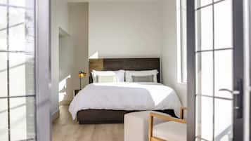 3 bedrooms, desk, iron/ironing board, travel cot