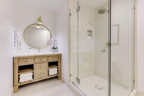 Douche, articles de toilette écologiques, sèche-cheveux