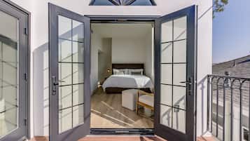 3 habitaciones, escritorio y tabla de planchar con plancha