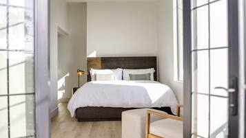 3 habitaciones, escritorio y tabla de planchar con plancha