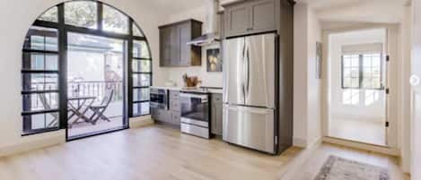 Refrigerador, microondas, horno, placa de cocina