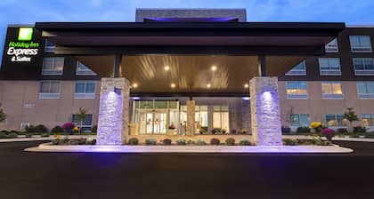 Holiday Inn Express & Suites Detroit Dearborn by IHG