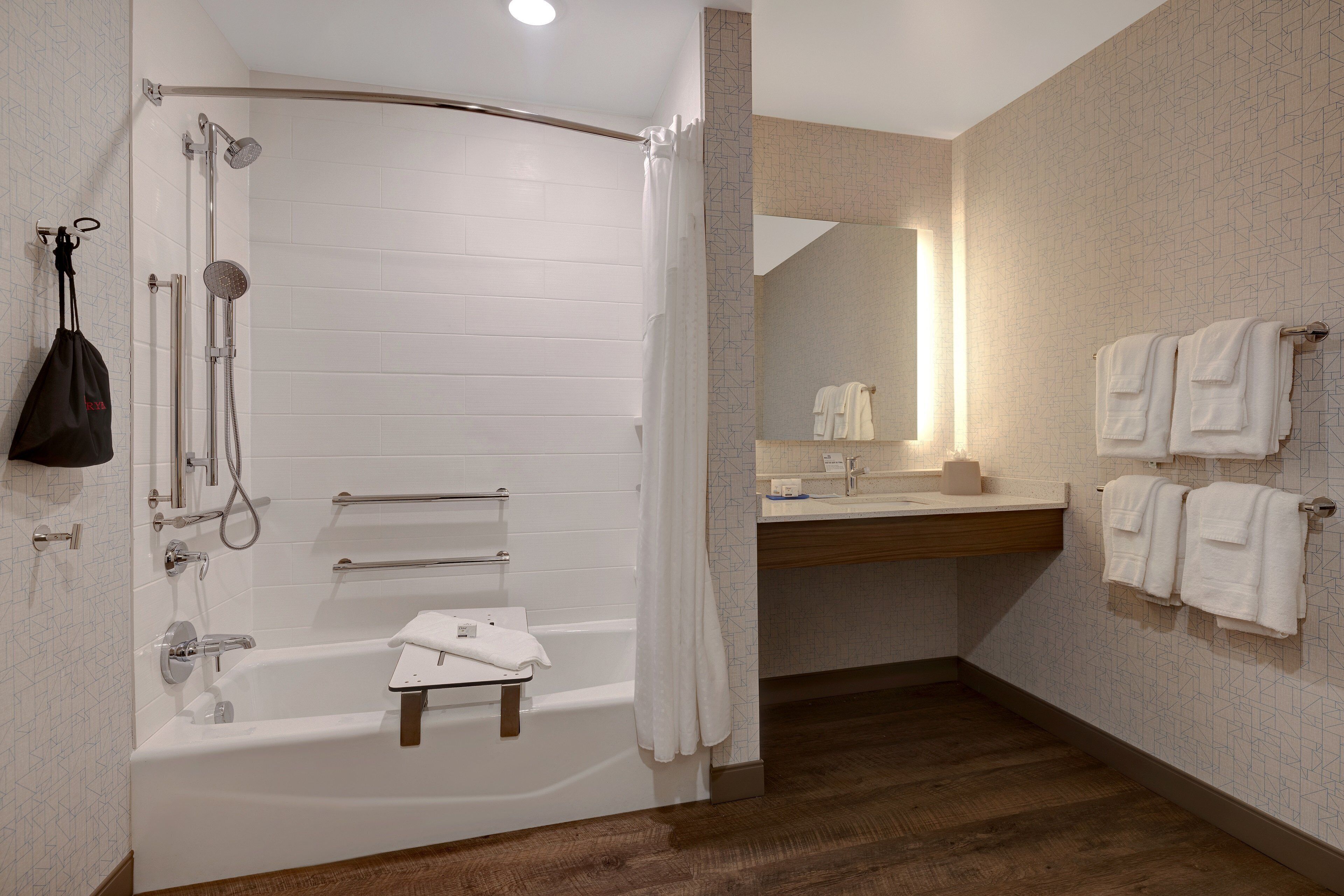 Un baño moderno con bañera, ducha y tocador.