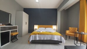 Premium bedding, desk, laptop workspace, soundproofing - Lizbon Hotel (Izmir)