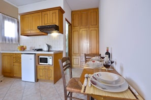 Kühlschrank, Mikrowelle, Herdplatte, Wasserkocher