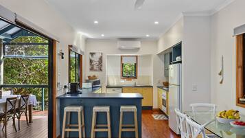 Jääkaappi, mikroaaltouuni, uuni, liesi