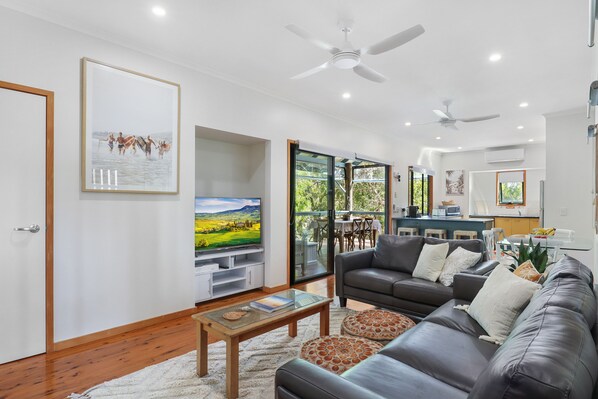Smart TV - Large, pets welcome family home close to beaches, shops and public transport. (Point Lookout)