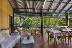 Outdoor dining - Large, pets welcome family home close to beaches, shops and public transport. (Point Lookout)