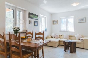 Interior - Charming stone house with jacuzzi (Podašpilje)