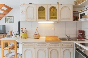 Fridge, microwave, oven, stovetop - Charming stone house with jacuzzi (Podašpilje)