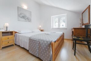 2 bedrooms, in-room safe, iron/ironing board, travel crib - Charming stone house with jacuzzi (Podašpilje)