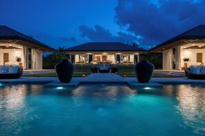 A heated pool - Beachfront Estate w/Htd Pool, Prime Banks Rd Location. Walk to Tippys! (Governors Harbour)