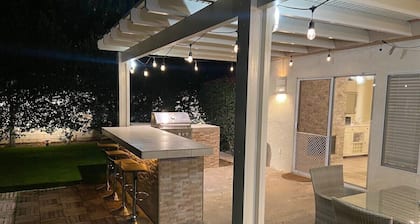 Stunning 5 Star Home Retreat Private Pool Spa BBQ 4 BR