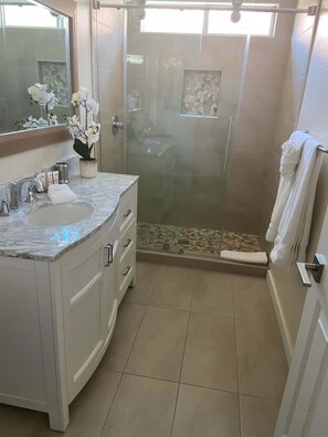 Bathtub, rainfall showerhead, hair dryer, towels - Stunning 5 Star Home Retreat Private Pool Spa BBQ 4 BR (La Quinta)