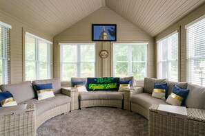 Interior - Modern home just 10 mins to Notre Dame (18384) (South Bend)