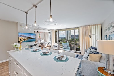 Diamond Head View Rare Condo at the Waikiki Banyan by the Beach with Parking